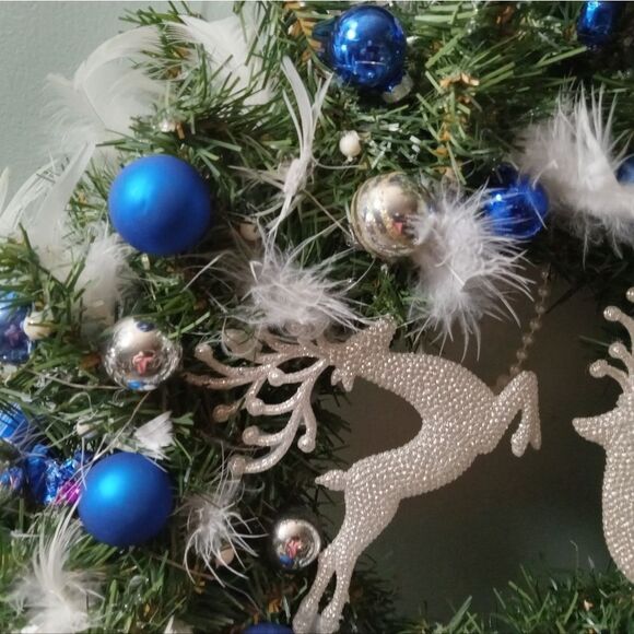18" Blue/Silver PRELIT PREDECORATED CHRISTMAS WREATH. Fluff & Hang. - Picture 8 of 9